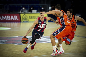 Vildoza conduce el balón ante el Valencia Basket. (Jaizki FONTANEDA)