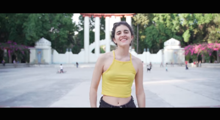 Izaro, ‘Hainbeste’ kantuaren bideoklipean.