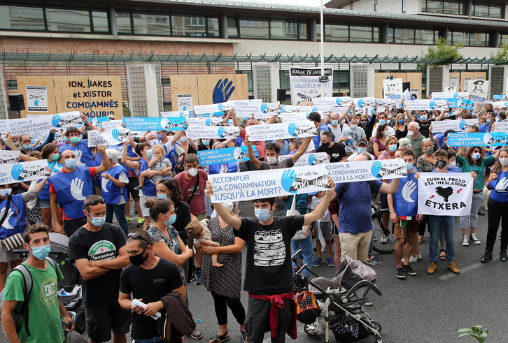 Frantses Gobernuak ezartzen duen blokeoaren aurkako protesta, iragan larunbatean, Baionako suprefeturan. (Bob EDME)