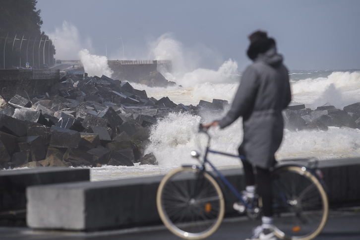 Fuerte oleaje en la desembocadura del Urumea en Donostia. (Juan Carlos RUIZ | FOKU)