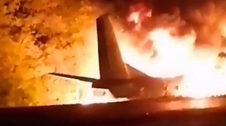 El Antonov-26 en llamas. 