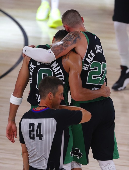 Daniel Theis abraza a un espectacular Jayson Tatum, artífice del triunfo de los Celtics ante Miami. (Mike EHRMANN / AFP PHOTO)