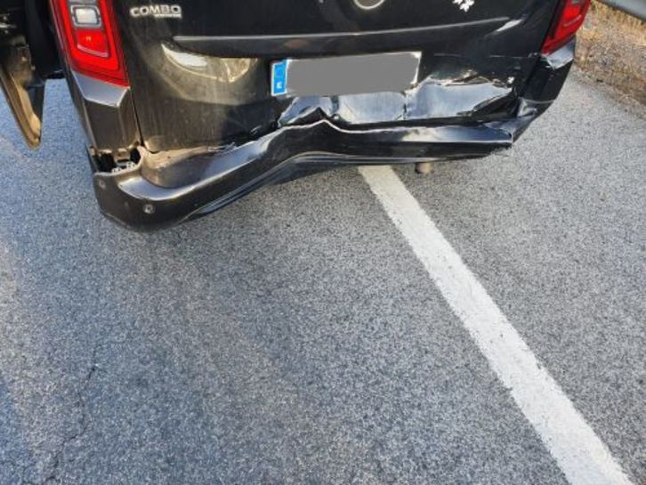 Así quedó el vehículo en el que viajaban los amigos del preso Ibai Beobide. (ETXERAT)