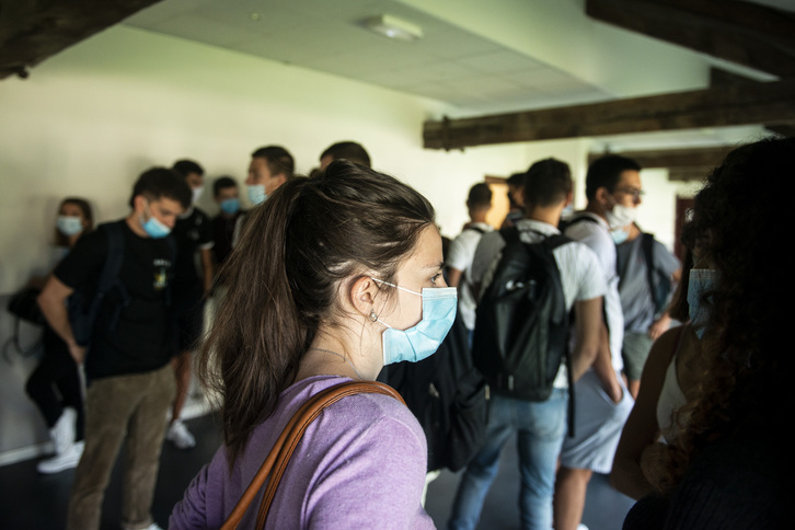 Alumnas del campus universitario de Baiona, donde se registraron la semana parada media docena de casos de covid-19. (Guillaume FAUVEAU)