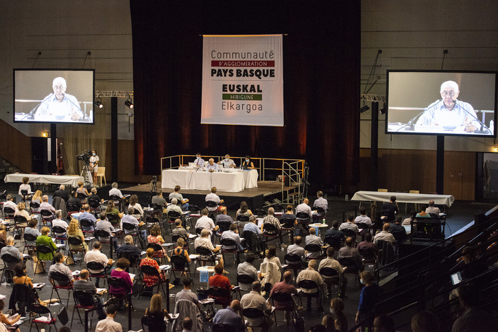 Imagen de la reunión de investidura del consejo de la Mancomunidad, en la sala Lauga. (Guillaume FAUVEAU)