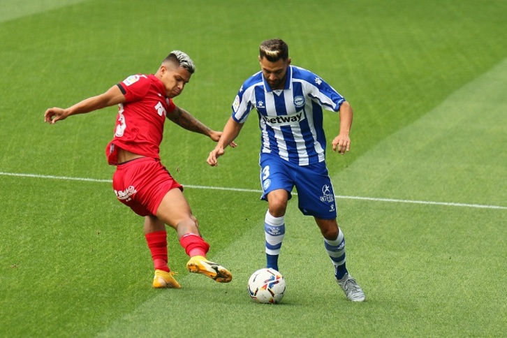 Ruben Duarte, gaur berriro hasierako hamaikakoan, Cucho Hernandezengandik ihes egin nahian. (LA OTRA FOTO)