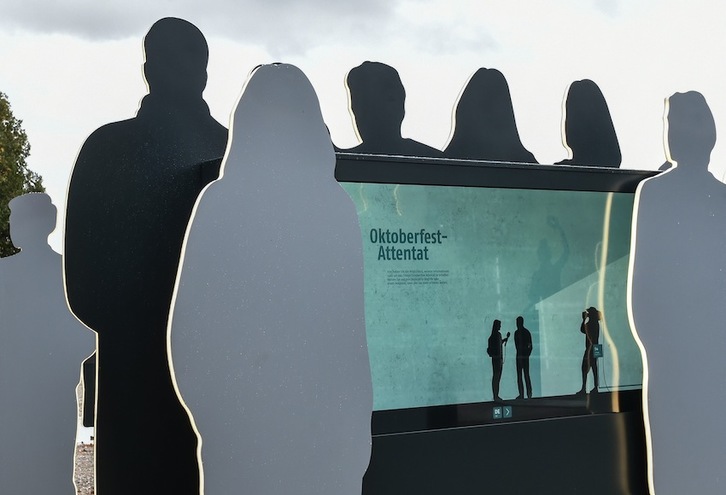 En el lugar donde suele celebrarse la Oktoberfest se ha instalado una exposición sobre el atentado de 1980. (Christof STACHE | AFP)