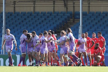 Los jugadores de Exeter Chiefs celebran uno de sus cuatro ensayos ante Toulouse. (GEOFF CADDICK / AFP)