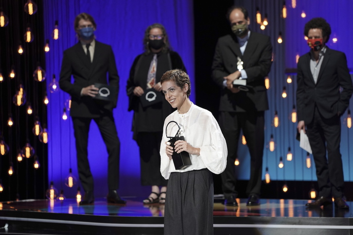 Dea Kulumbegashvili, directora de ‘Dasatskisi/Beginning’, con la Concha de Oro. (Andoni CANELLADA/FOKU)