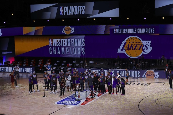 La plantilla de Los Angeles Lakers posa con el título de campeón de la Conferencia Oeste. (Kevin C. COX / AFP PHOTO)