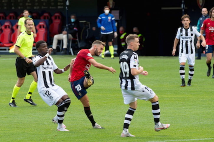 Así ha anotado Roberto Torres el 1-0. Ha sido una alegría efímera para los rojillos. (Iñigo URIZ/FOKU)