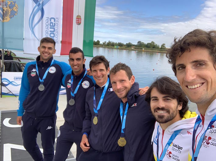 Iñigo Peñak Szegedeko (Hungaria) podiumean ateratako argazkia, Munduko Txapelketan azpitxapeldun geratu ostean. (BASQUE TEAM)