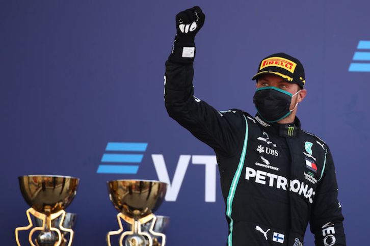Bottas celebra en el podio su triunfo en el GP de Rusia. (Bryn LENNON/AFP)
