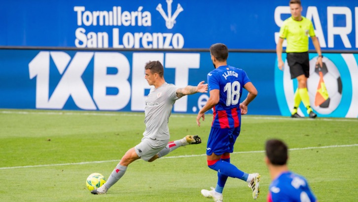 Dani García ante Recio en el derbi de Ipurua. (@AthleticClub)
