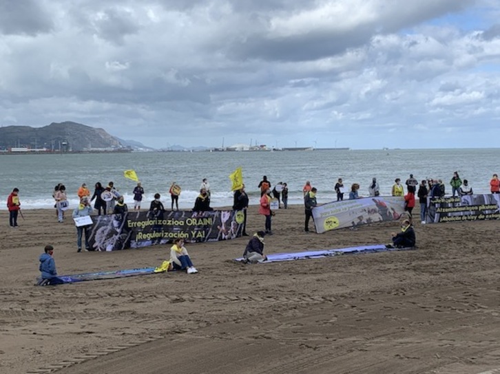 Concentración esta mañana en la playa de Ereaga, Getxo. (OEE)