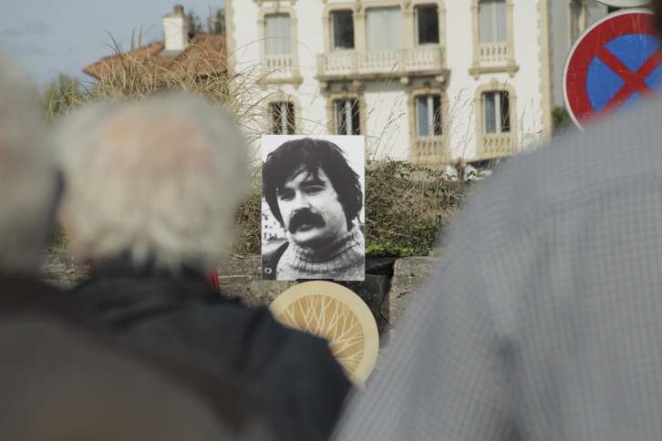Naparraren erretratuaren aurrean gogoratu dute bere familiak egia lortzeko eginiko bide luzea. (Naiz)