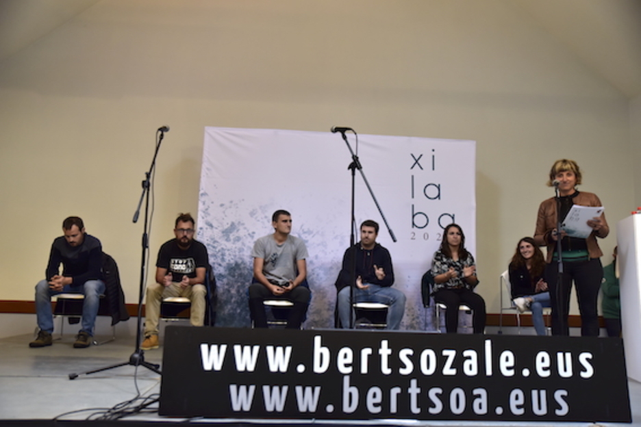 Bertsulariak kadiretan jarririk saioa hasteko prest. © François Berland