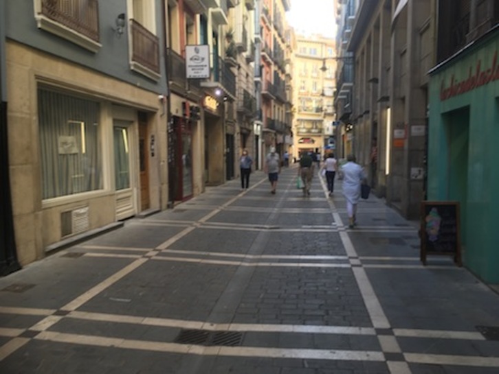 Una calle de Iruñea, con escasa afluencia de gente.