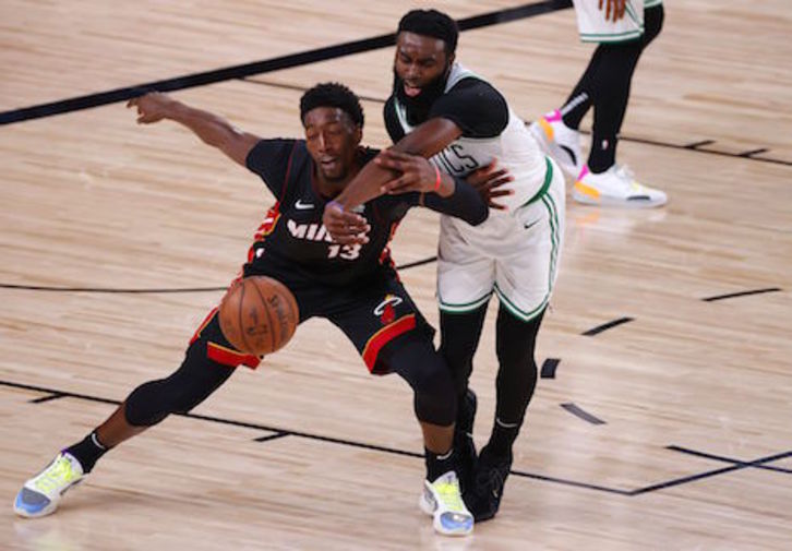 El pívot Bam Adebayo fue clave en el pase a la final de Miami Heat. (Kevin C. COX/AFP)