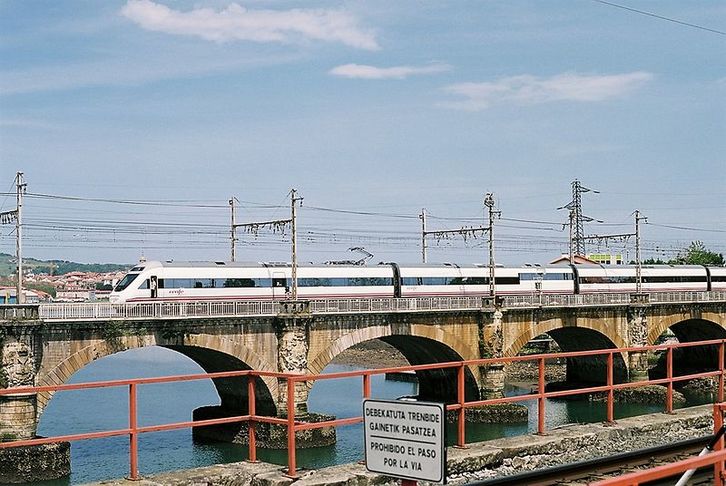Un tren cruza el puente sobre el Bidasoa. (ferropedia.es)