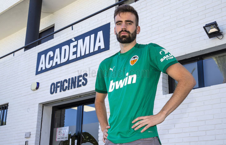 Unai Etxebarria posa con la camiseta del Valencia. (Academia VCF)
