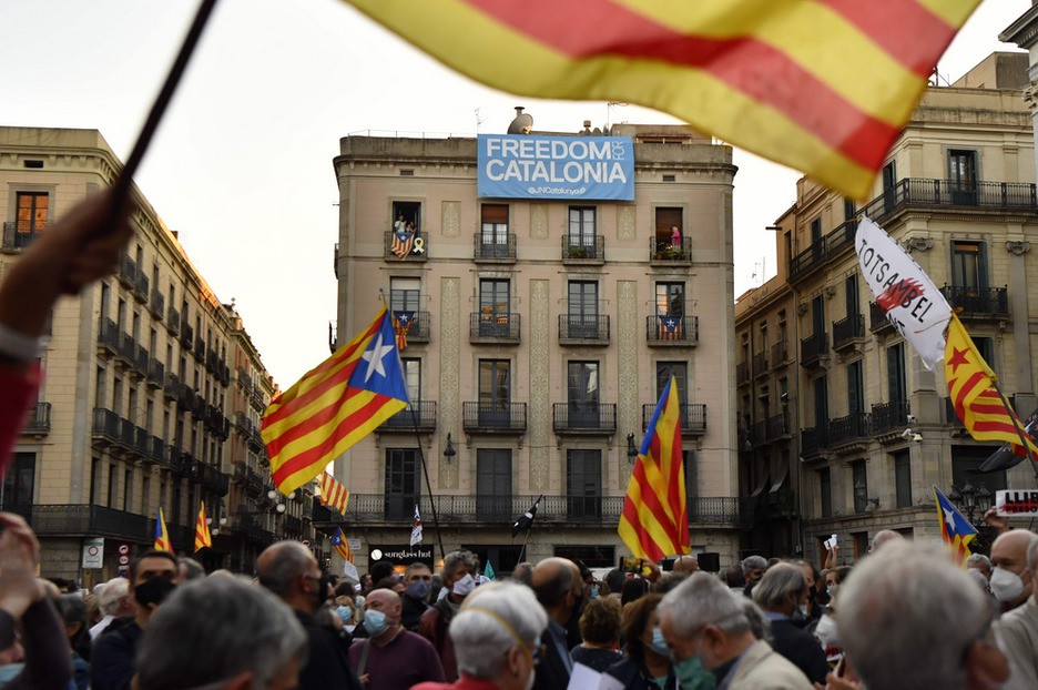 Concentración en Barcelona para denunciar la inhabilitación de Torra. (Pau BARRENA/AFP). 