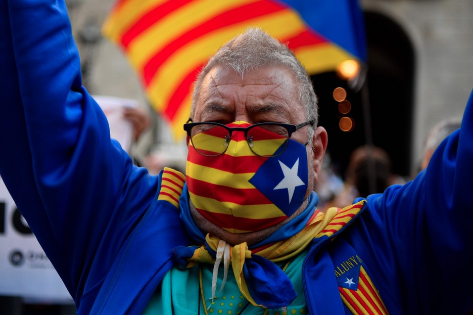 Concentración en Barcelona para denunciar la inhabilitación de Torra. (Pau BARRENA/AFP). 
