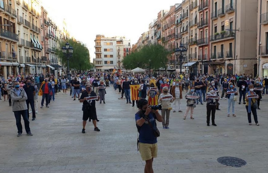Concentración en Tarragona para denunciar la inhabilitación de Torra. (@ANCTarragona).