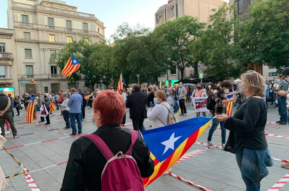 Concentración en Sabadell para denunciar la inhabilitación de Torra. (Pau BARRENA/AFP).