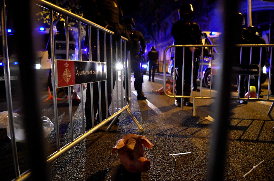 Concentración en Barcelona para denunciar la inhabilitación de Torra. (Pau BARRENA/AFP).
