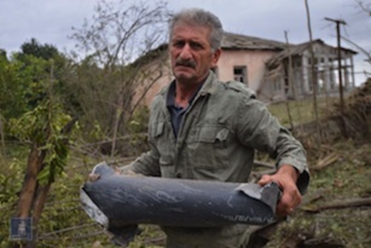 Un hombre muestra un proyectil azerí en Martuni, Nagorno Karabaj. (AFP)