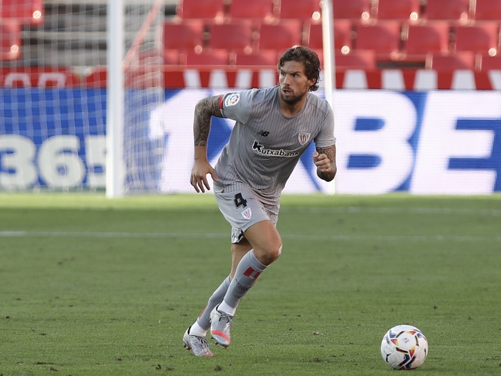 Iñigo Martínez en el estreno de la Liga en Granada. (LOF)