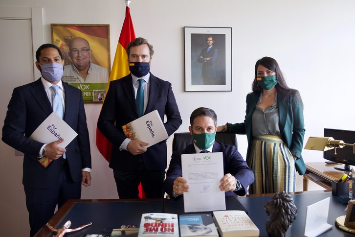Ignacio Garriga, Iván Espinosa de los Monteros, Santiago Abascal y Macarena Olona, con los documentos para la moción de censura. (@VOX_Congreso)