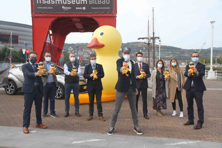 Presentación de la Estropatada en la explanada de Itsasmuseum.