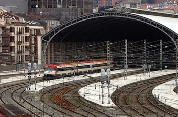Tren saliendo de la estación de Abando, en Bilbo. (Luis JAUREGIALTZO/FOKU)