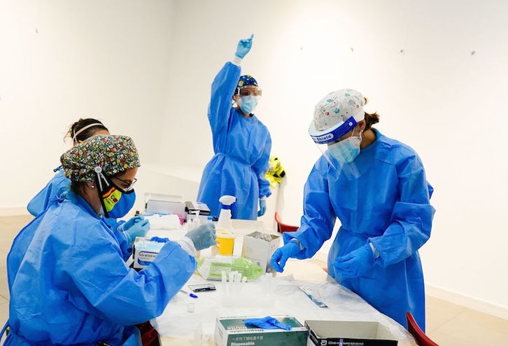 Un equipo de santarias recogen muestras para la prueba de diagnóstico rápido de coronavirus en Puente de Vallecas. (AFP)