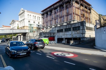 Señal de 30 km/h en la avenida de las Universidades. (Luis JAUREGIALTZO/FOKU)