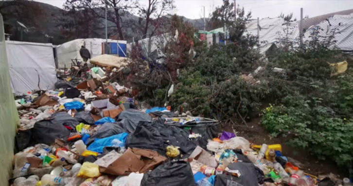 Basura y deshechos se acumulan en el campamento de refugiados de Vathy, en Samos. (MÉDICOS SIN FRONTERAS)