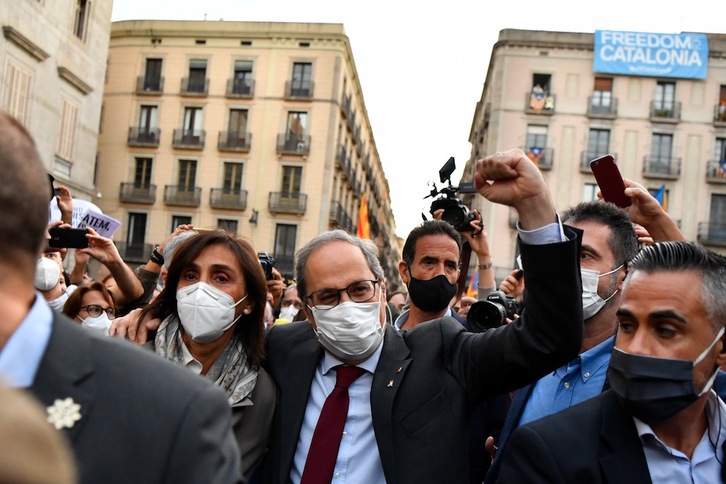 Quim Torra saliendo del Palau de la Generalitat tras la declaración institucional del pasado lunes. (Pau BARRENA/AFP)