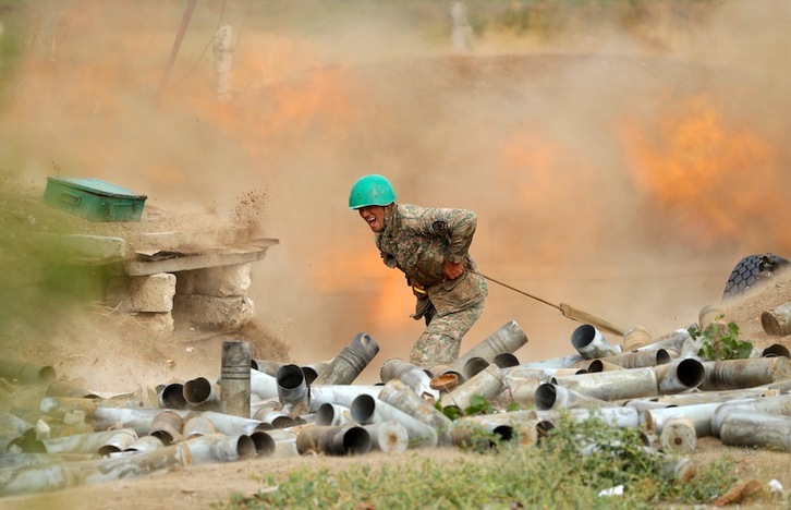Un soldado armenio dispara fuego de artillería contra posiciones azeríes. (AFP)