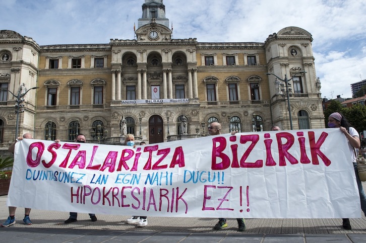 Protesta de hosteleros ante el Consistorio de Bilbo. (Marisol RAMIREZ/FOKU)