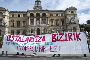 Los hosteleros se han vuelto a concentrar ante el Consistorio bilbaino como el pasado 18 de agosto. (Marisol RAMIREZ/FOKU)