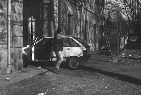 Un policía dispara contra insumisos a la puerta de la vieja cárcel de Iruñea. (Joxe LACALLE)