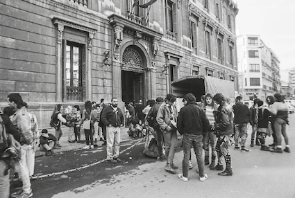 Protestas de insumisos en la vieja Audiencia de iruñea, hoy Parlamento navarro. (Joxe LACALLE)