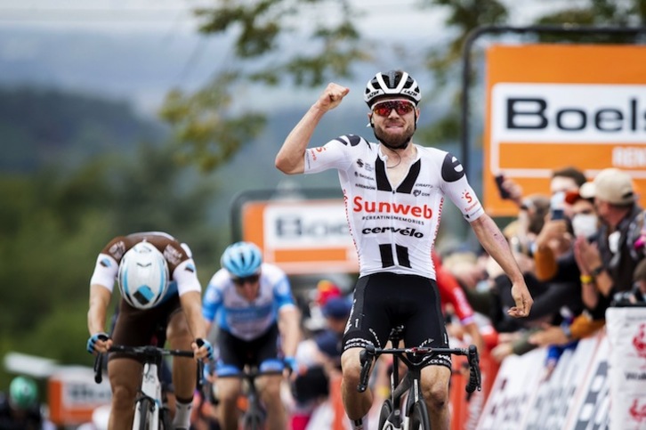Hirschi levanta los brazos en el muro de Huy (Kristof VAN ACCOM / AFP)