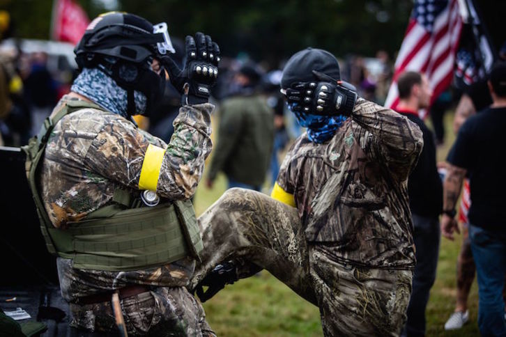 Miembros del grupo ultraderechista Proud Boys en apoyo de Trump. (Maranie R. STAAB/AFP)