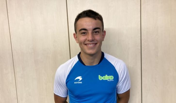 Iker Larrazabal posa con la camiseta de Baiko. (BAIKOPILOTA)