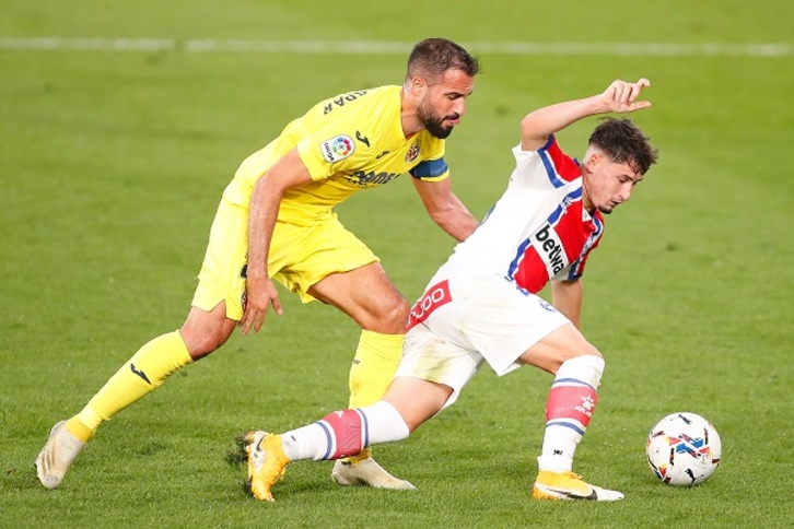 Borja Sainz, gaurkoan hasieratik aritu dena, Mario Gasparri iskin egin nahian. (Oscar ARNAU / LA OTRA FOTO)