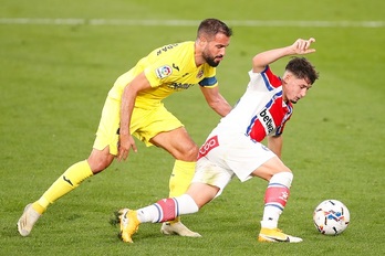 Borja Sainz, gaurkoan hasieratik aritu dena, Mario Gasparri iskin egin nahian. (Oscar ARNAU / LA OTRA FOTO)