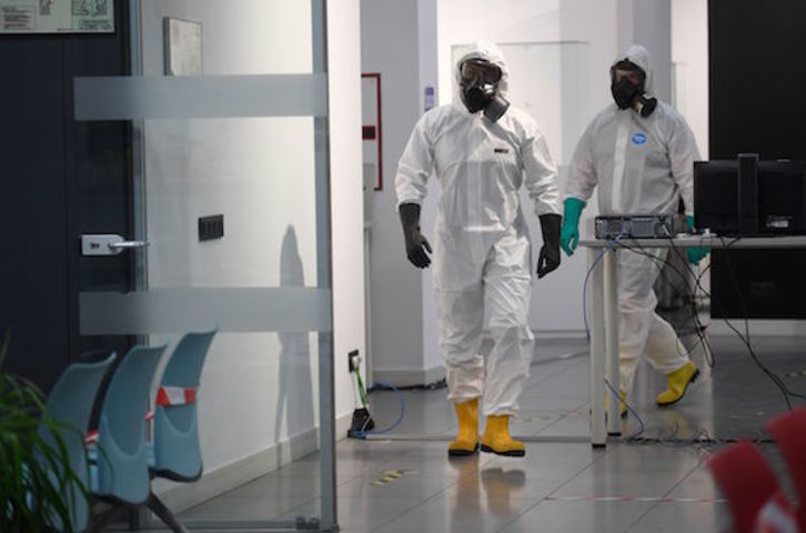 Efectivos de la UME en Vallecas. (Oscar DEL POZO/AFP)